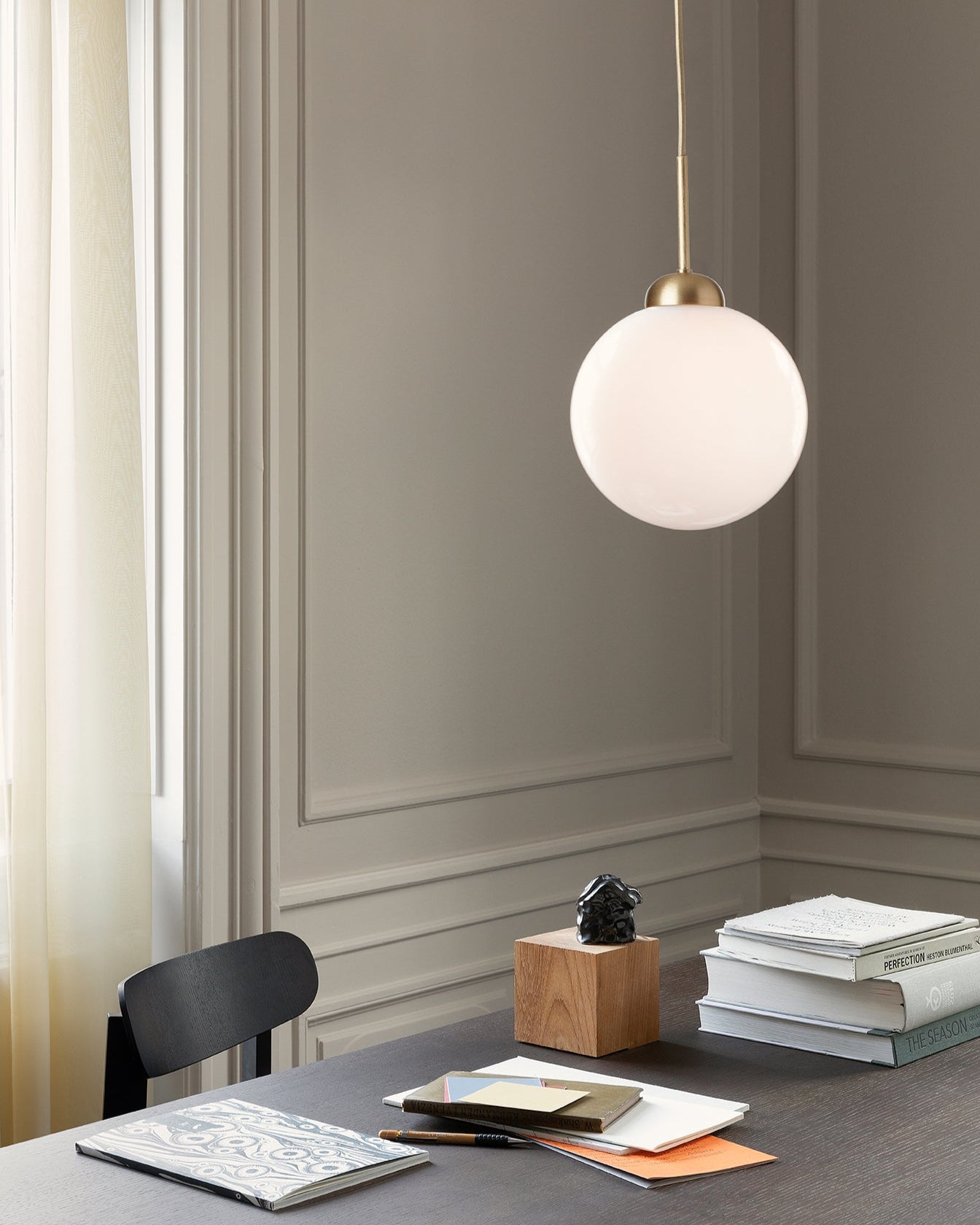Apiales 1 Large, brushed brass / opal