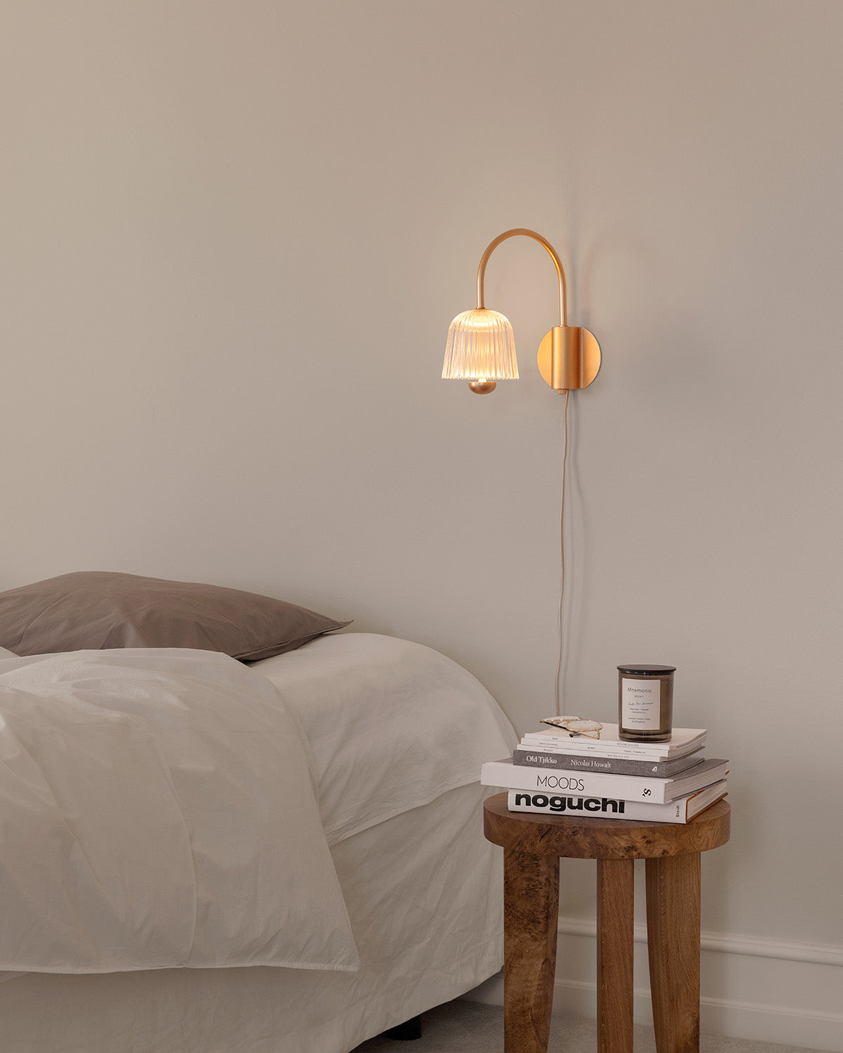 Asteea Wall, satin brass / ripple clear